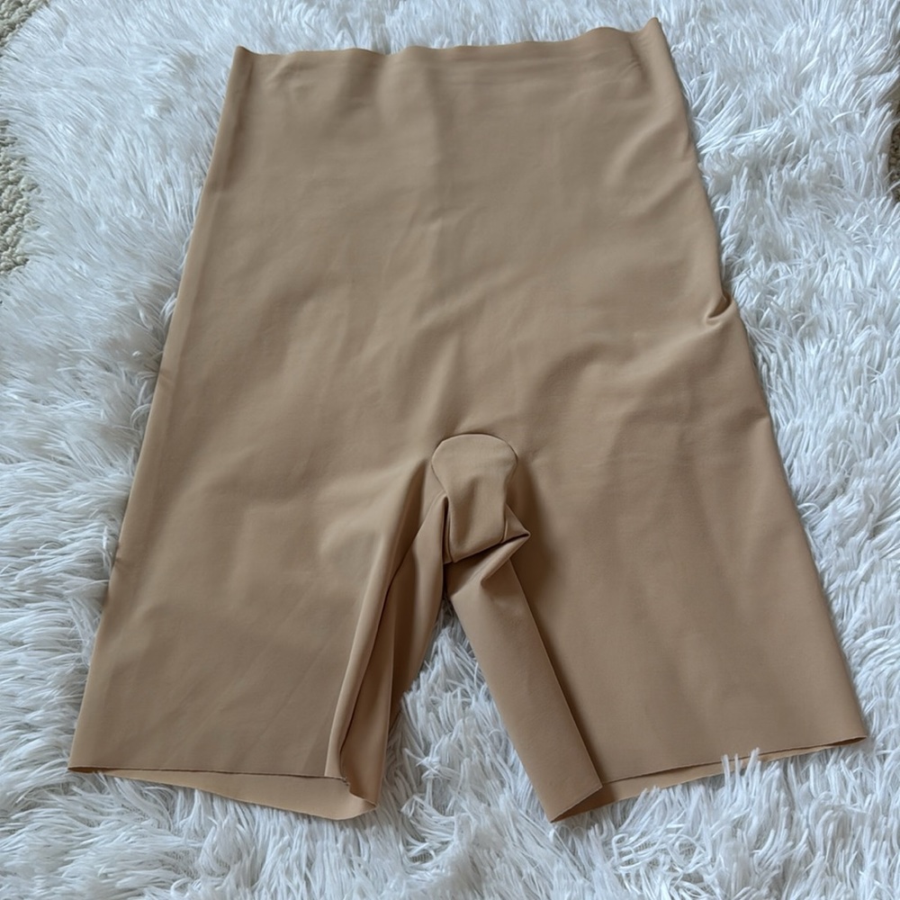 Commando
Control High Waist
Shaping Shorts - Picture 6 of 12